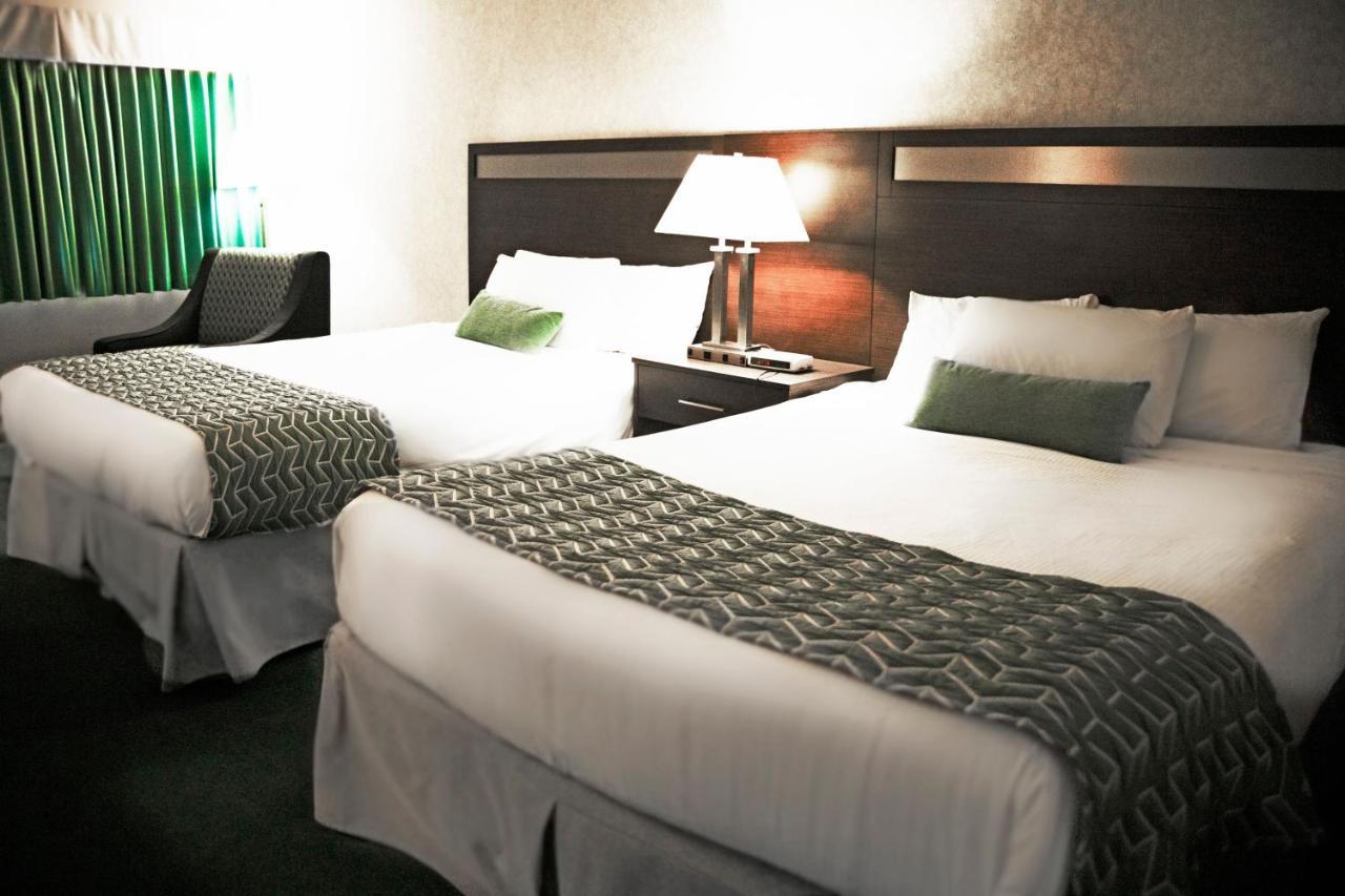 Hotel Ramada By Wyndham Quesnel Esterno foto