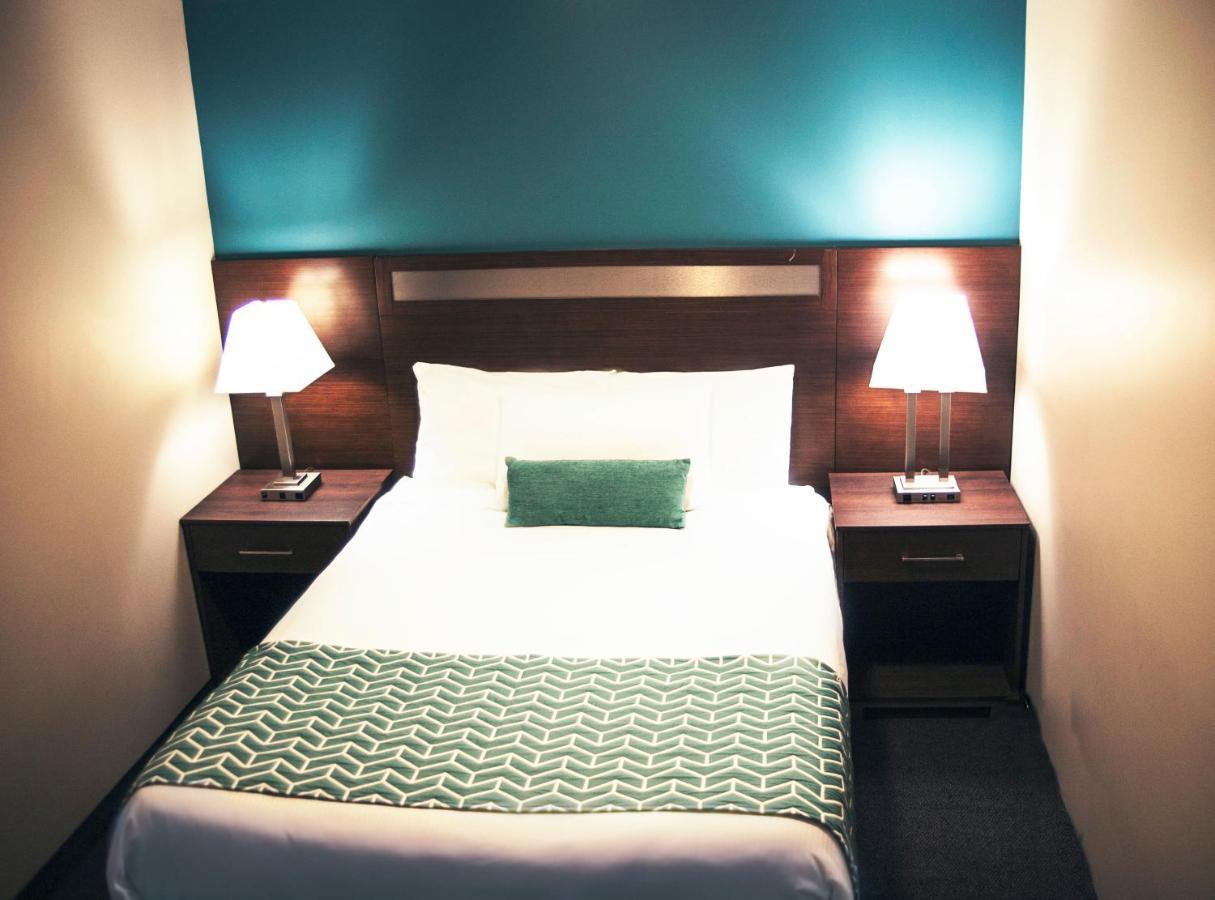 Hotel Ramada By Wyndham Quesnel Esterno foto