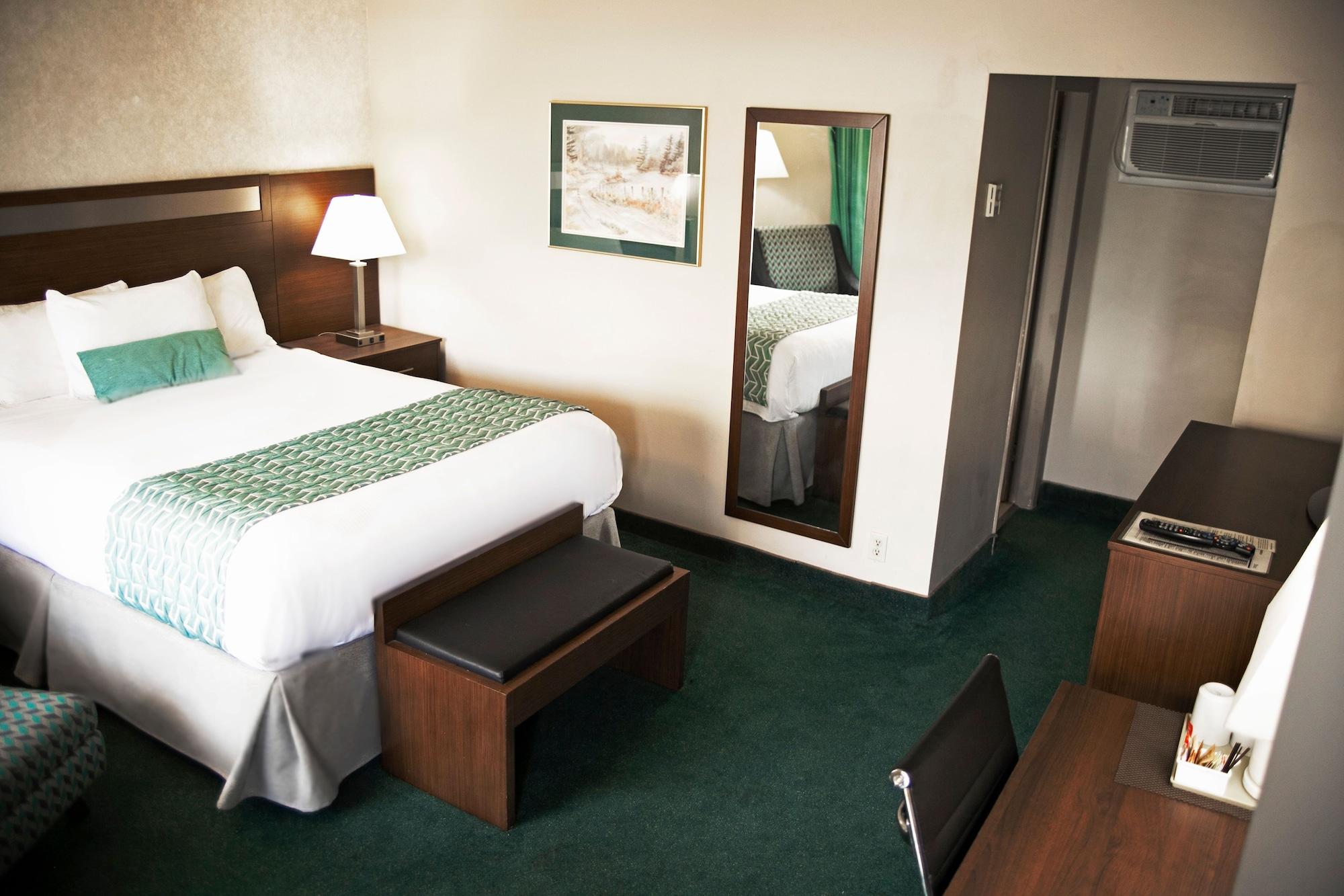 Hotel Ramada By Wyndham Quesnel Esterno foto