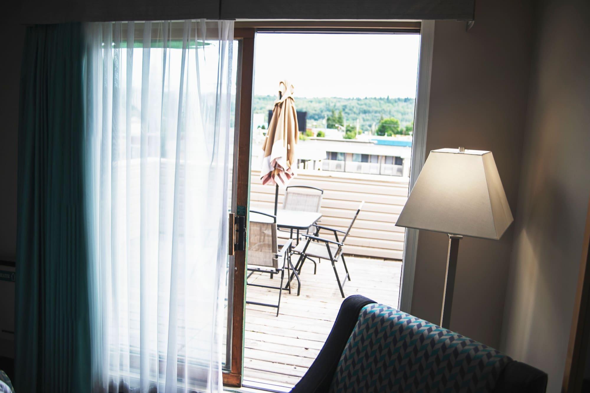 Hotel Ramada By Wyndham Quesnel Esterno foto