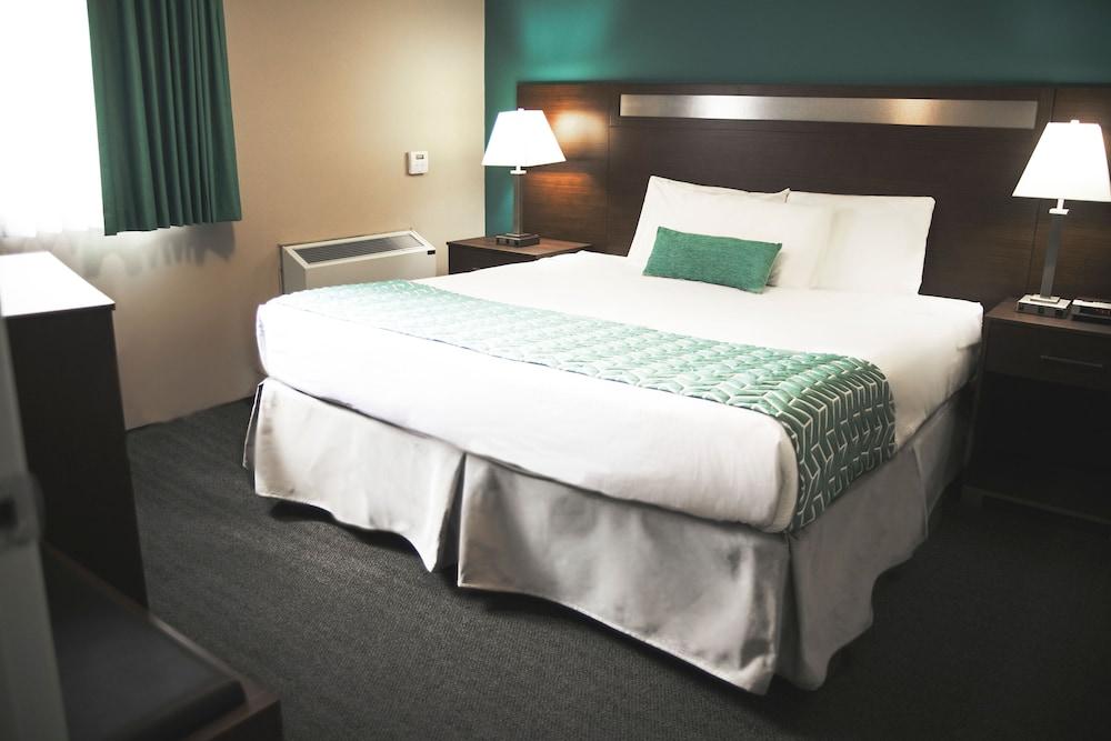 Hotel Ramada By Wyndham Quesnel Esterno foto