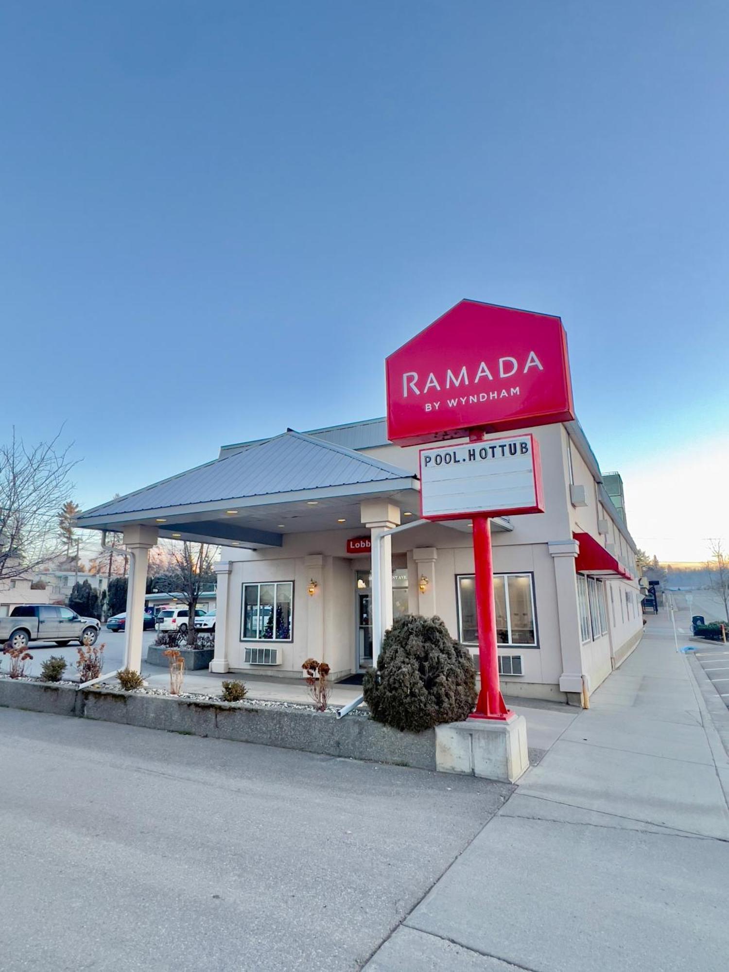 Hotel Ramada By Wyndham Quesnel Esterno foto