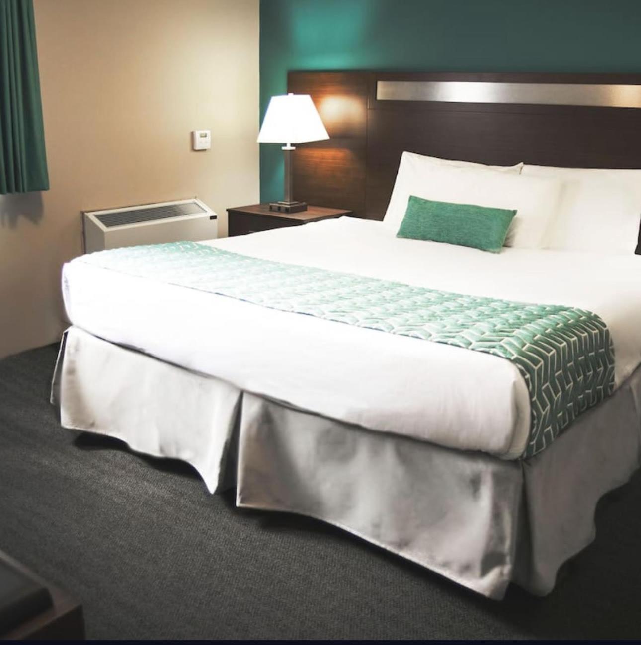 Hotel Ramada By Wyndham Quesnel Esterno foto