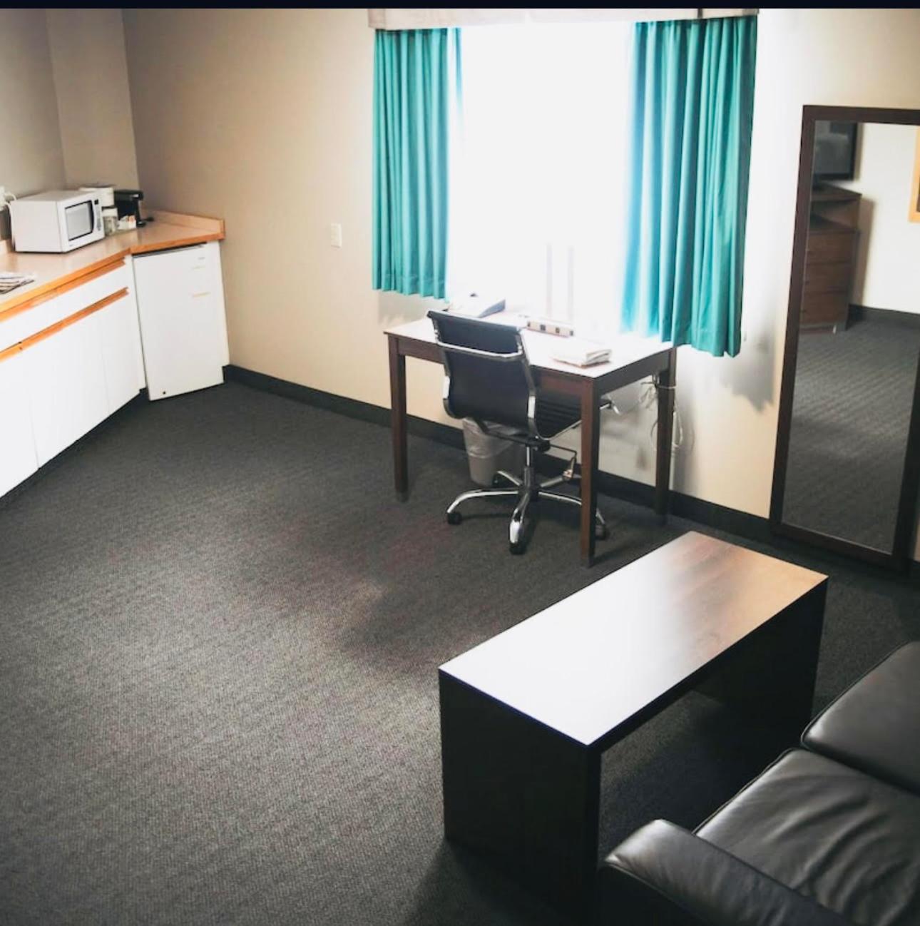 Hotel Ramada By Wyndham Quesnel Esterno foto